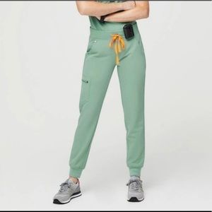 *SOLD* Jade Figs Zamora scrub pants size medium